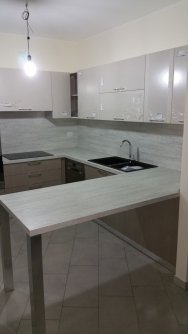 Montaggio dei mobili nuovi