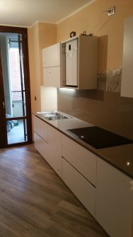 Montaggio dei mobili nuovi