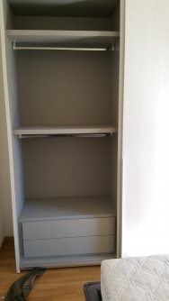 Montaggio dei mobili nuovi