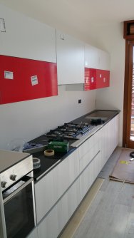 Montaggio dei mobili nuovi