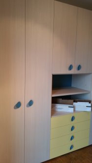 Montaggio dei mobili nuovi