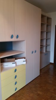 Montaggio dei mobili nuovi