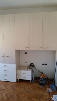 Montaggio dei mobili nuovi