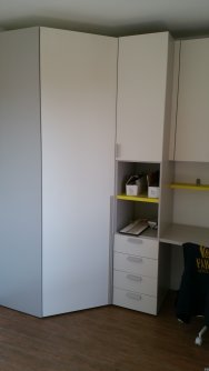 Montaggio dei mobili nuovi