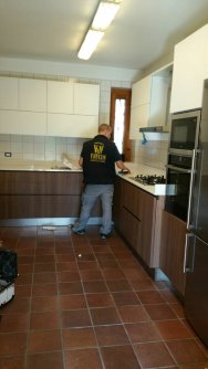 Montaggio dei mobili nuovi